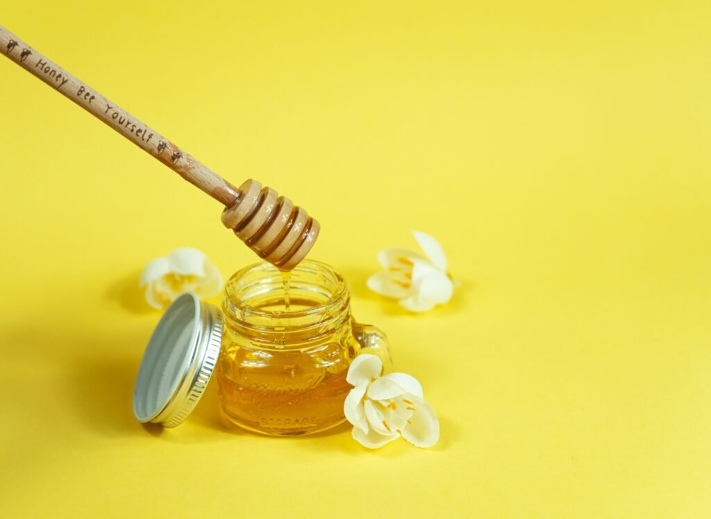 Pourquoi nous faisons le choix du miel toutes fleurs ionela mat ivdlkrxgmrk unsplash